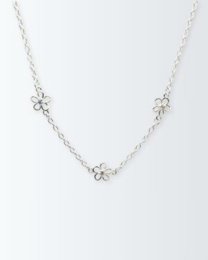 Collar de plata 925 con tres flores caladas con centro de circonia