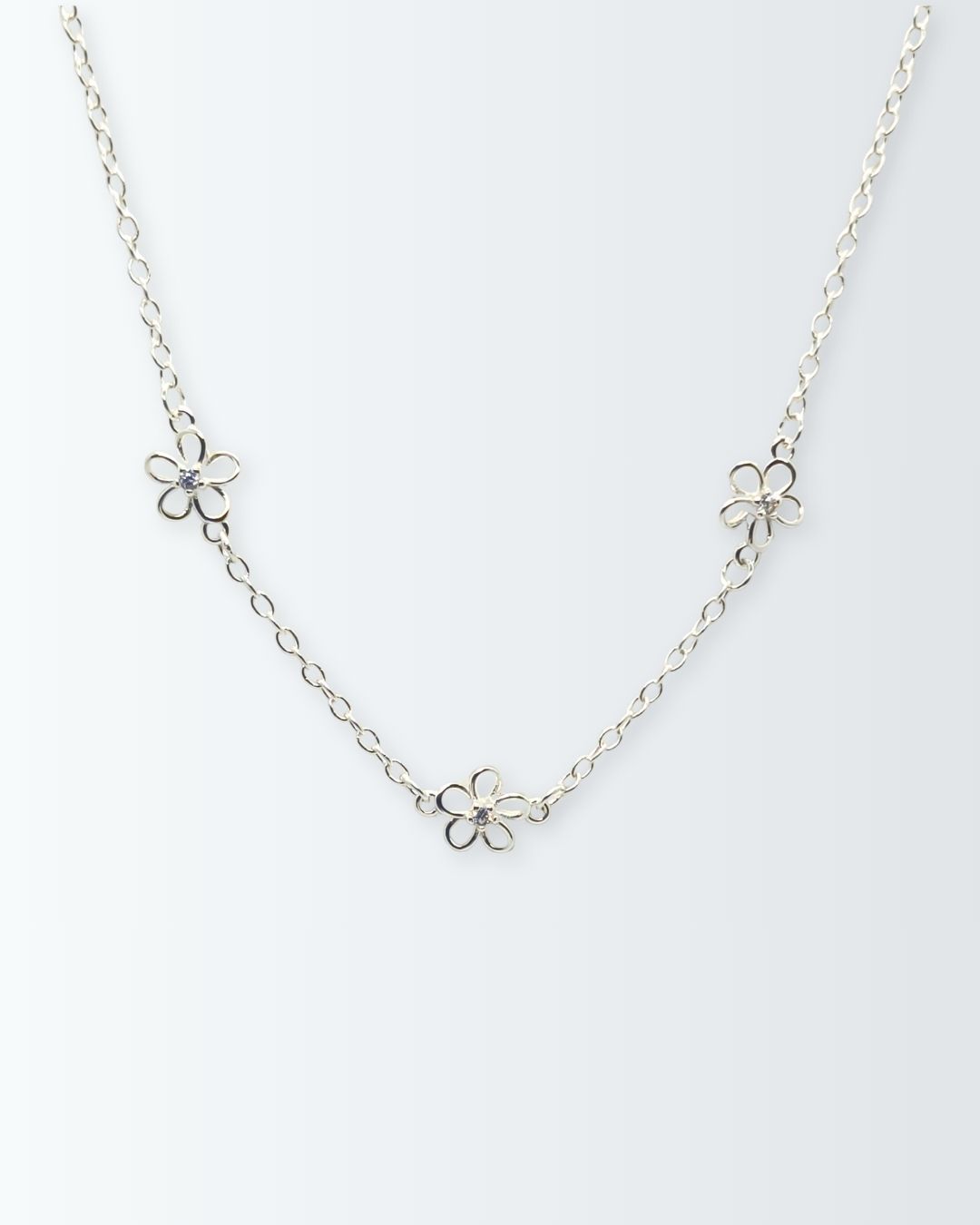 Collar de plata 925 con tres flores caladas con centro de circonia Collar de plata 925 con tres flores caladas con centro de circonia
