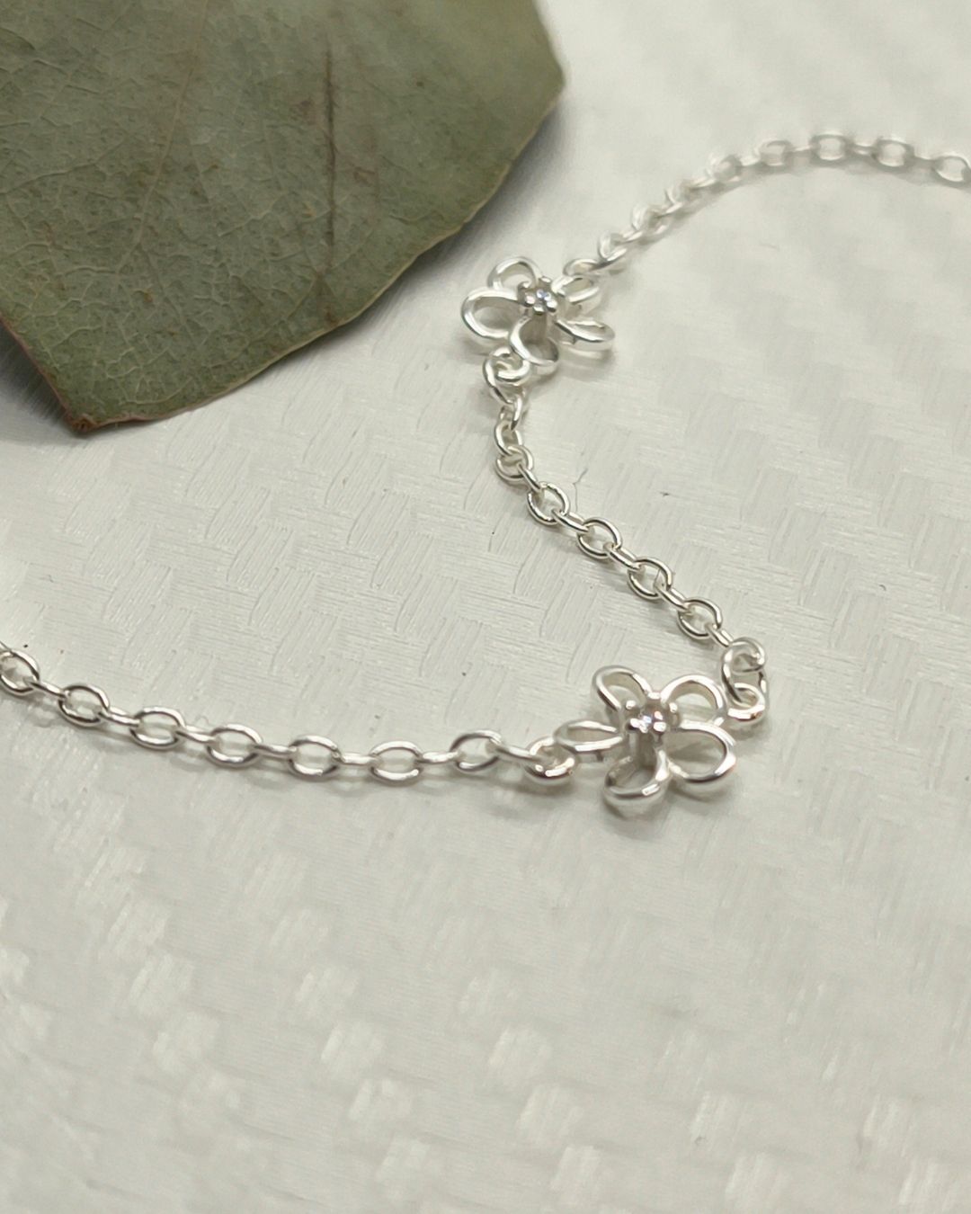 Collar de plata 925 con tres flores caladas con centro de circonia vista de palno Collar de plata 925 con tres flores caladas con centro de circonia vista de plano