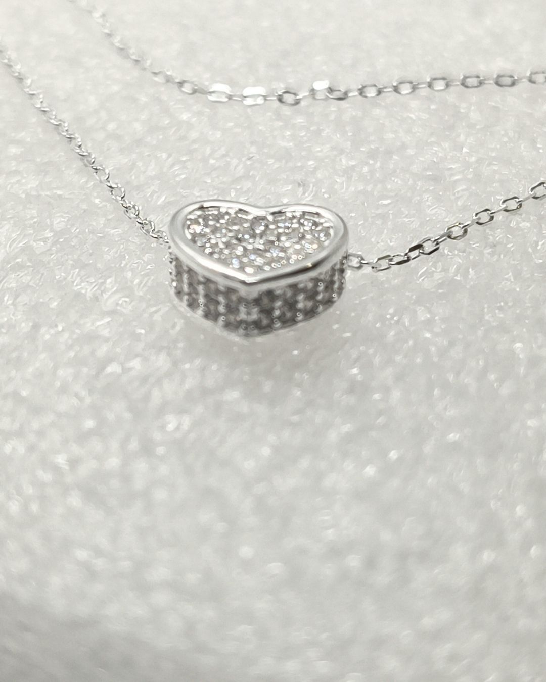 Collar de plata 925 con pasante de corazón pave de circonias en frente y laterales vista de plano Collar de plata 925 con pasante de corazón pave de circonias en frente y laterales vista de plano