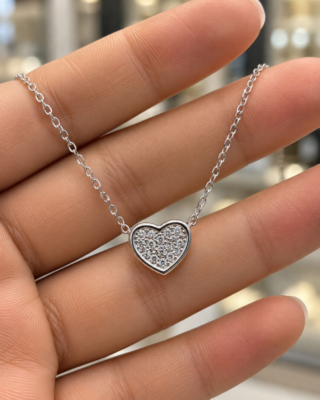 Collar de plata 925 con pasante de corazón pave de circonias en frente y laterales presentado en mano Collar de plata 925 con pasante de corazón pave de circonias en frente y laterales presentado en mano