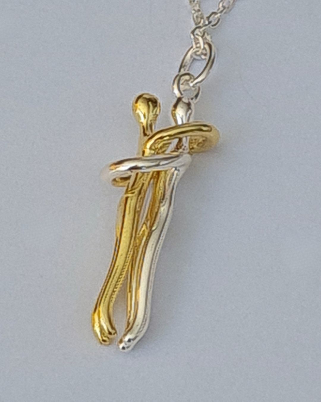 Collar de plata 925 y plata 925 dorada con pareja móvil abrazada vista de plano Collar de plata 925 y plata 925 dorada con pareja móvil abrazada vista de plano