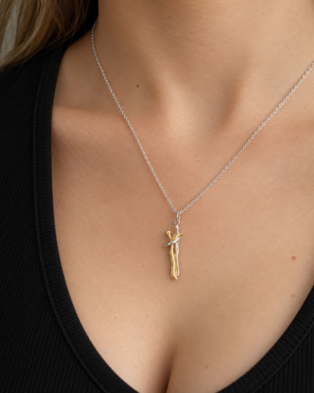 Collar de plata 925 y plata 925 dorada con pareja móvil abrazada colocado en cuello Collar de plata 925 y plata 925 dorada con pareja móvil abrazada colocado en cuello