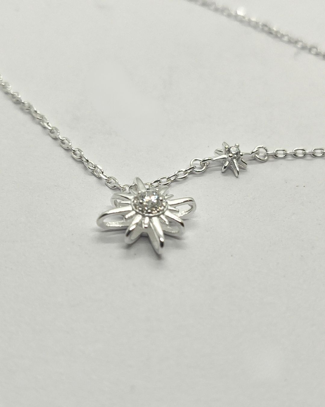 Collar de plata 925 con dije pasante de lucero y uno fijo vista de plano Collar de plata 925 con dije pasante de lucero y uno fijo visto de plano