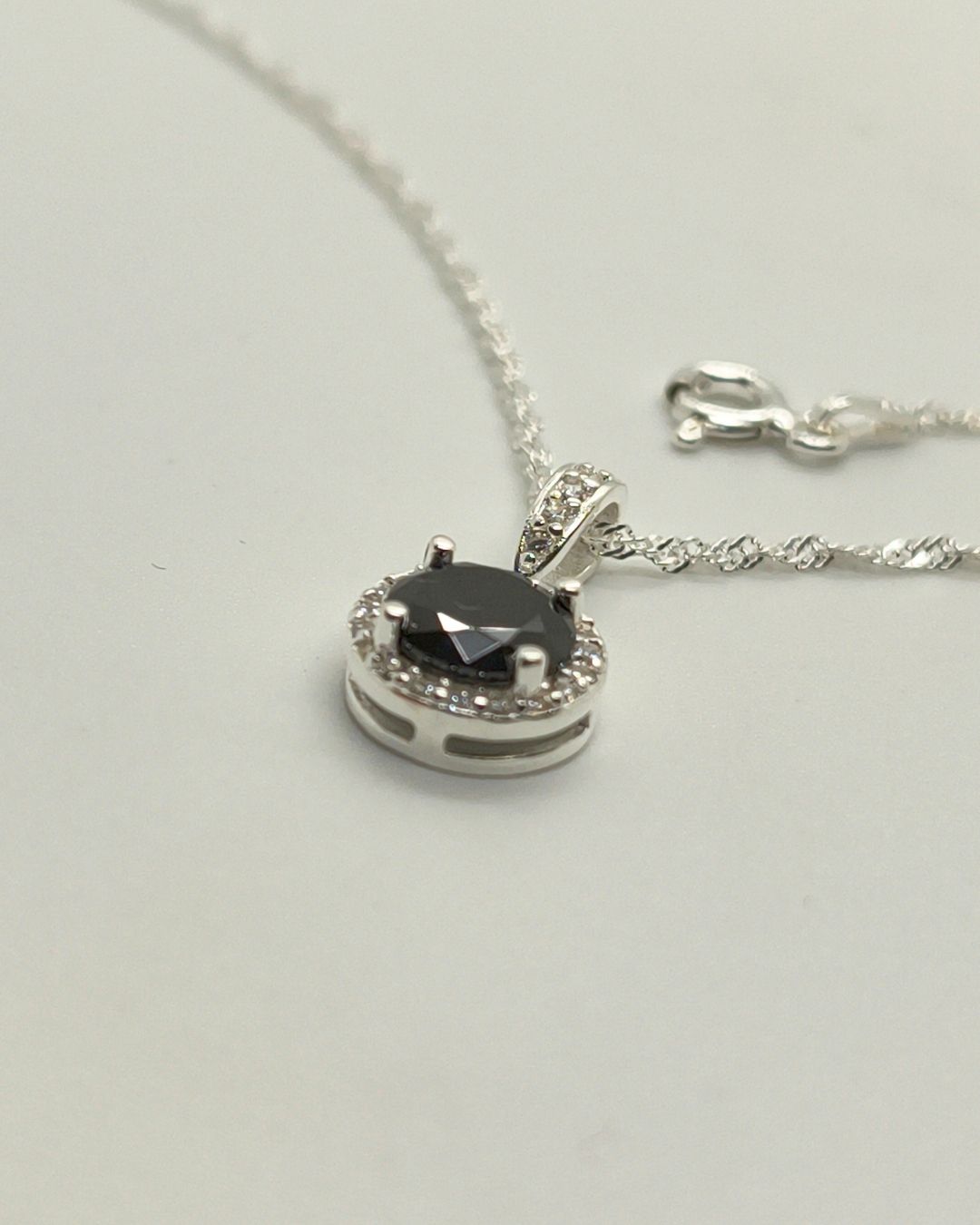 Collar de plata 925 con roseta coronada de circonias vista de plano Collar de plata 925 con roseta coronada de circonias vista de plano