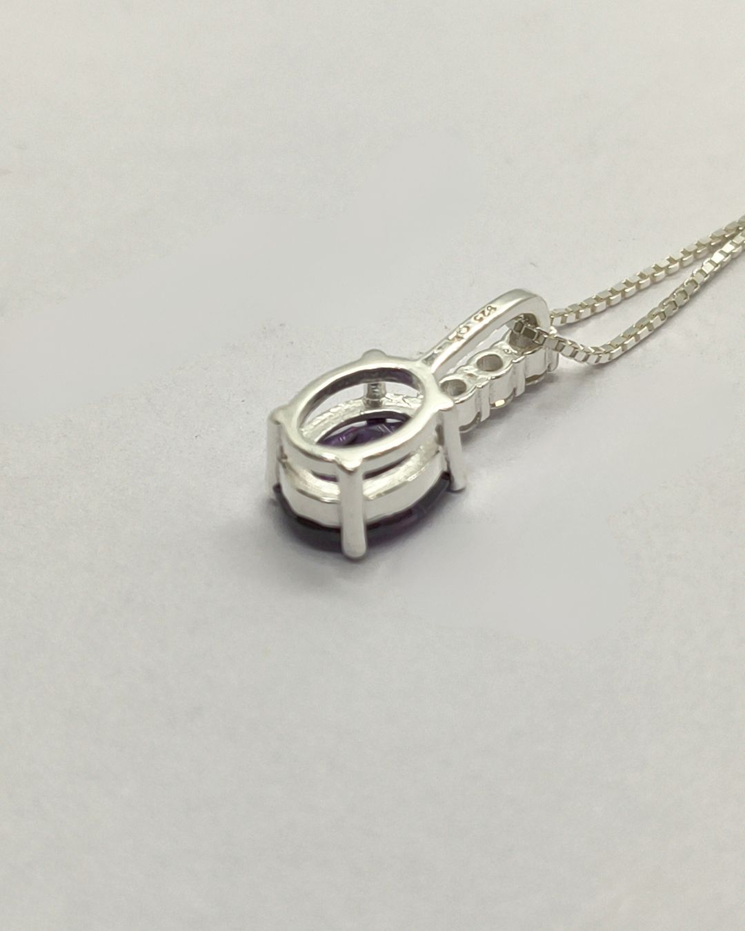 Collar de plata 925 con dije circonia oval vista posterior Collar de plata 925 con dije circonia oval vista posterior