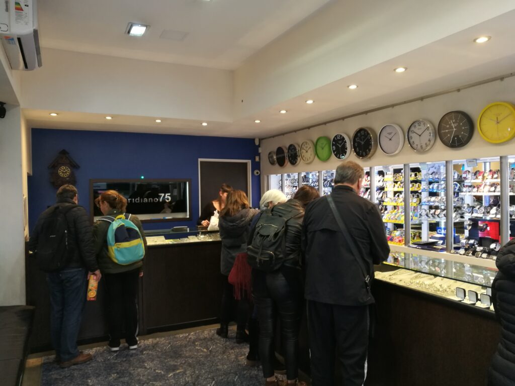 Interior del salón de Meridiano75, sucursal Callao, con clientes