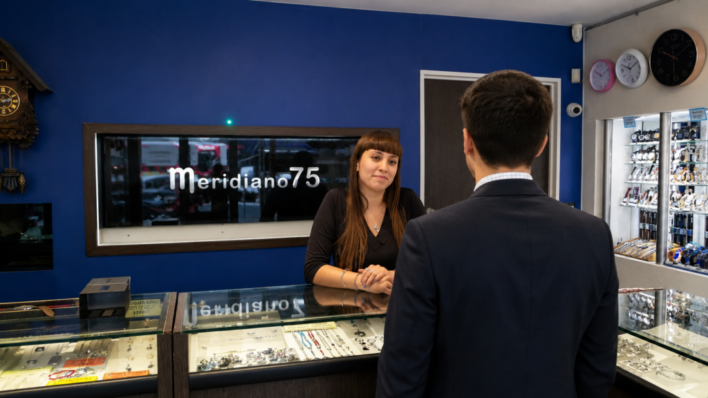 Preguntas frecuentes Cliente de Meridiano75 siendo recibido y atendido por parte de nuestro personal en sucursal Callao