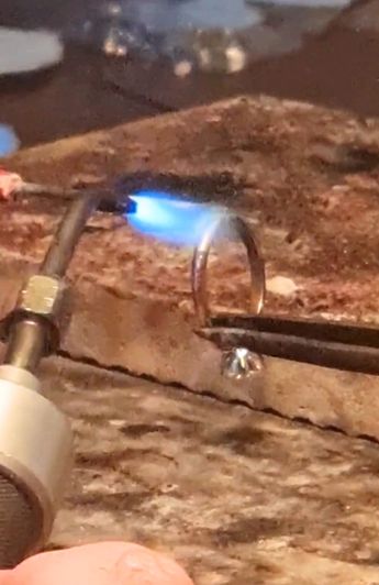 Ajuste y soldadura de un anillo de oro con brillante en nuestro taller