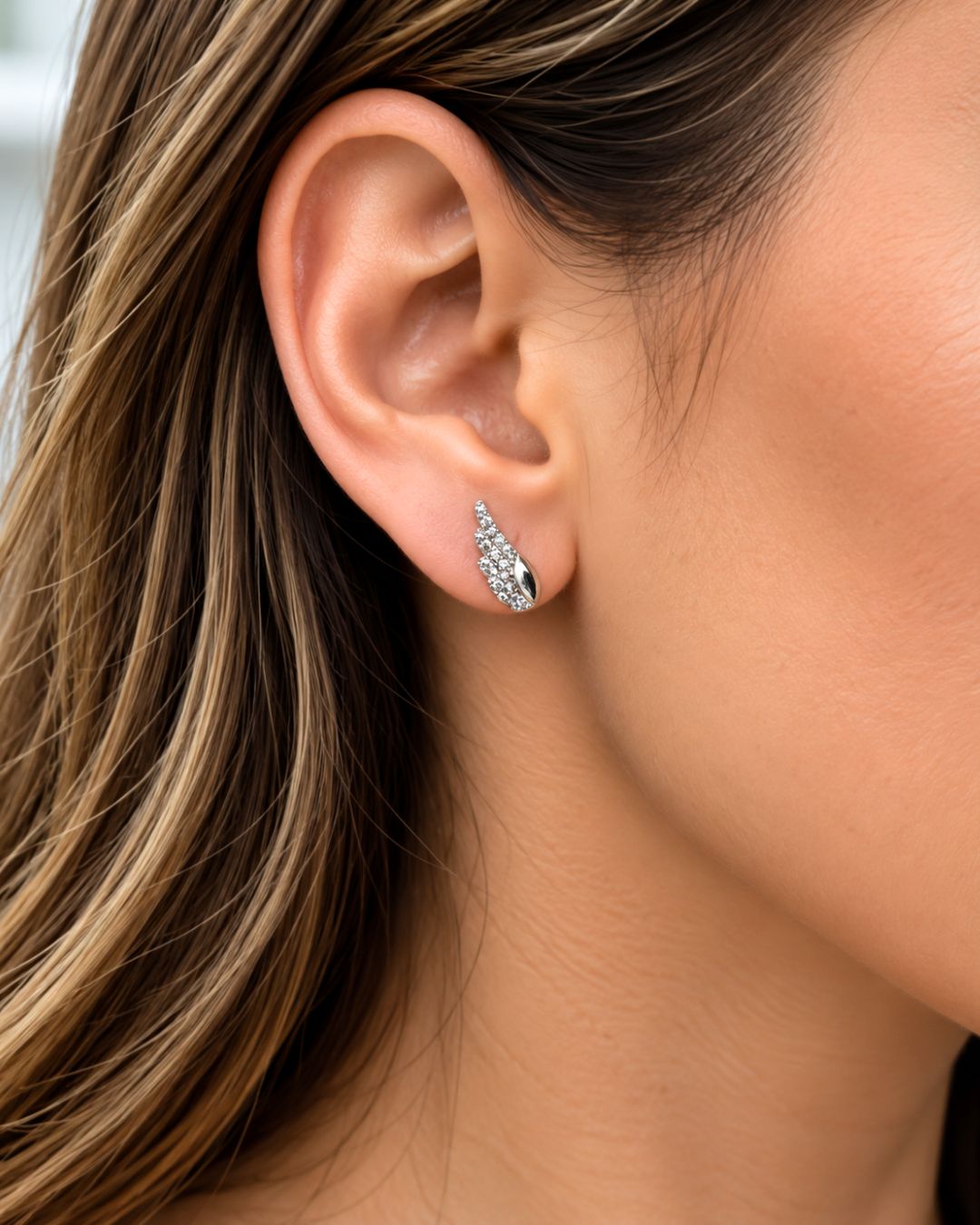 Aros de plata 925 alas con pave de circonias colocado en oreja Aros de plata 925 alas con pave de circonias colocado en oreja