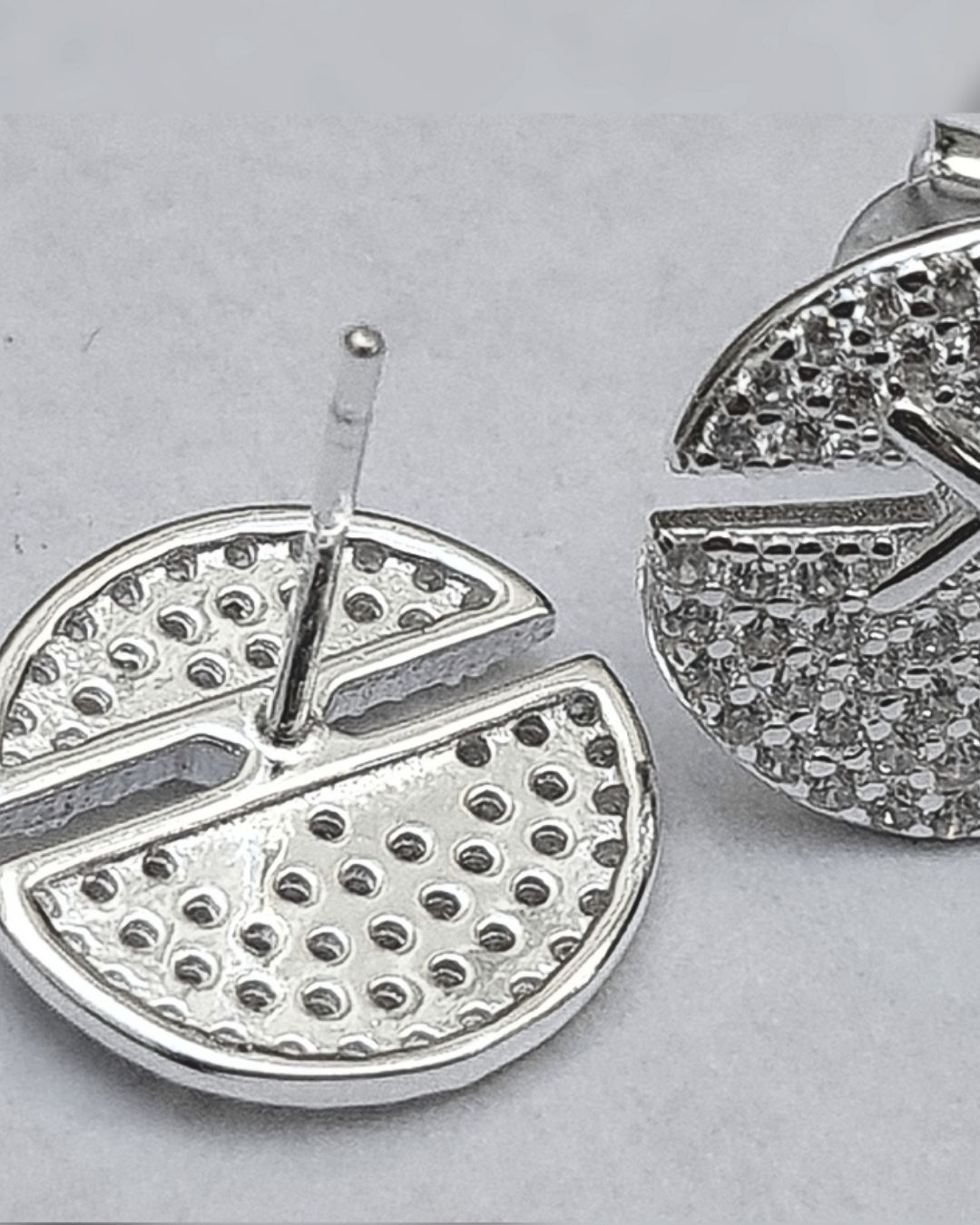 Aros de plata 925 botón con x y pave vista de frente y posterior Aros de plata 925 botón con x y pave vista de frente y posterior