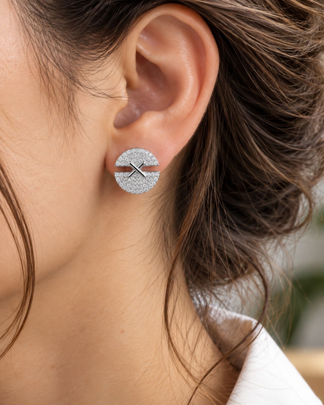 Aros de plata 925 botón con x y pave colocados en oreja Aros de plata 925 botón con x y pave colocados en oreja