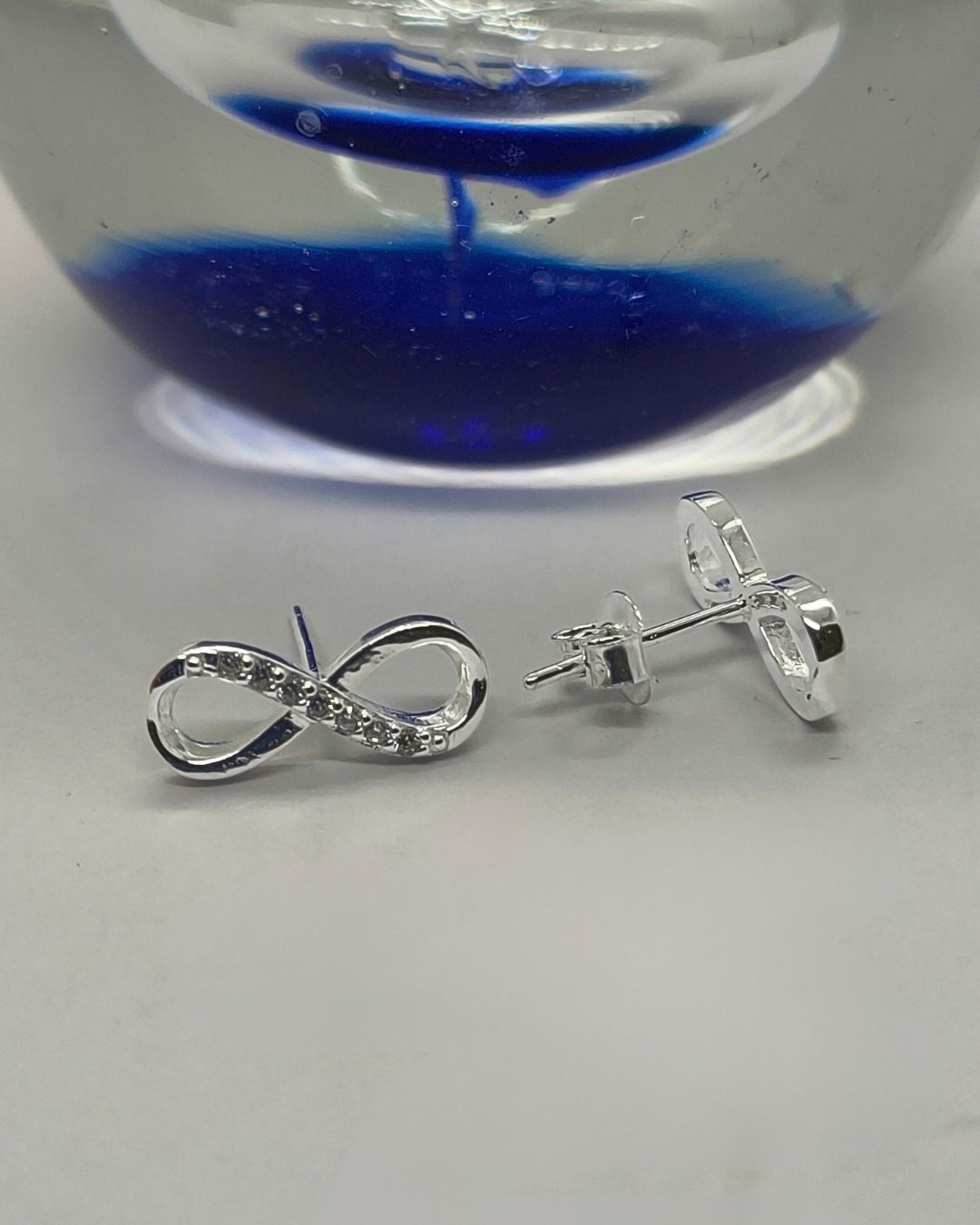 Aros de plata 925 infinito con circonias vista de plano Aros de plata 925 infinito con circonias vista de plano