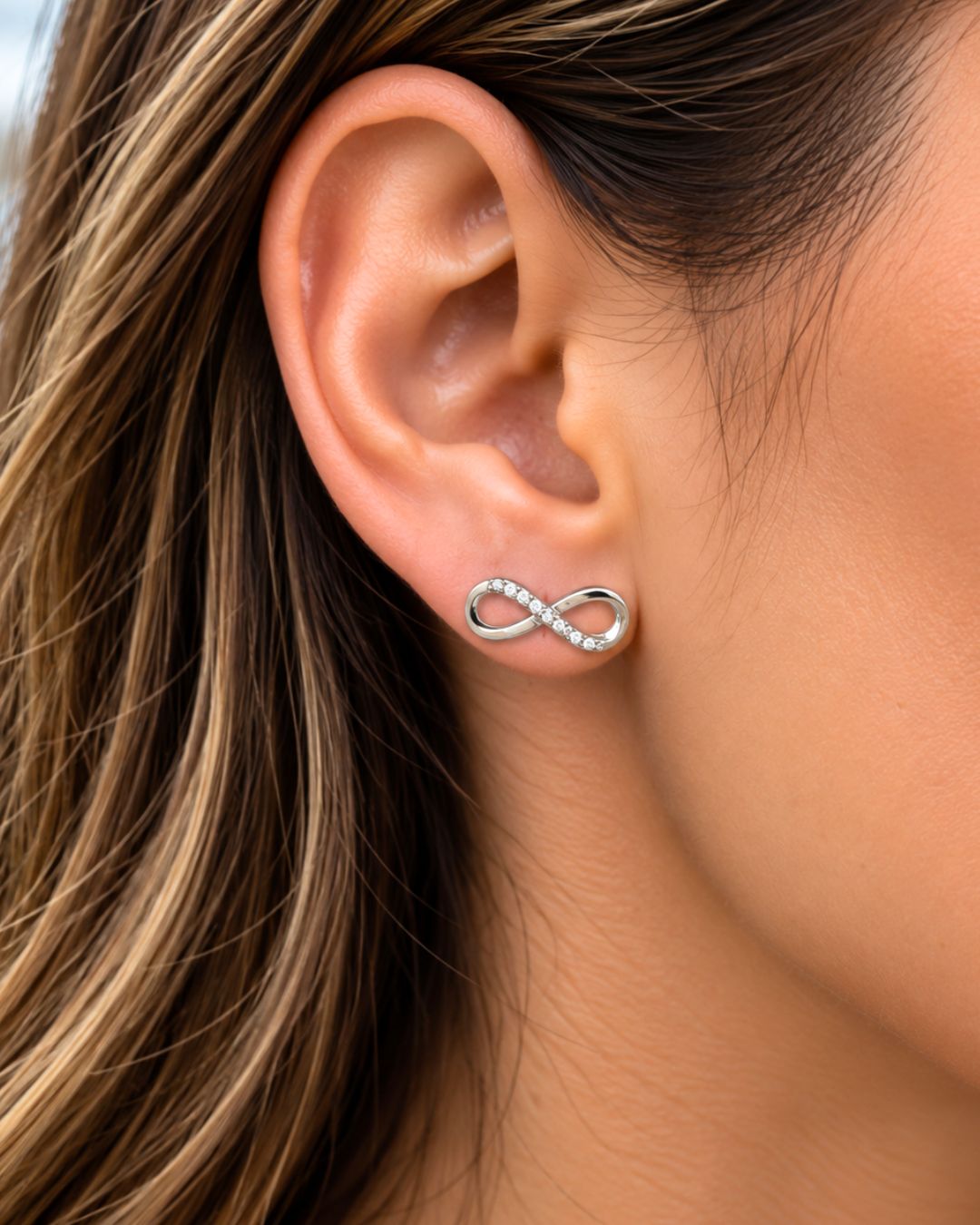 Aros de plata 925 infinito con circonias colocados en oreja Aros de plata 925 infinito con circonias colocados en oreja