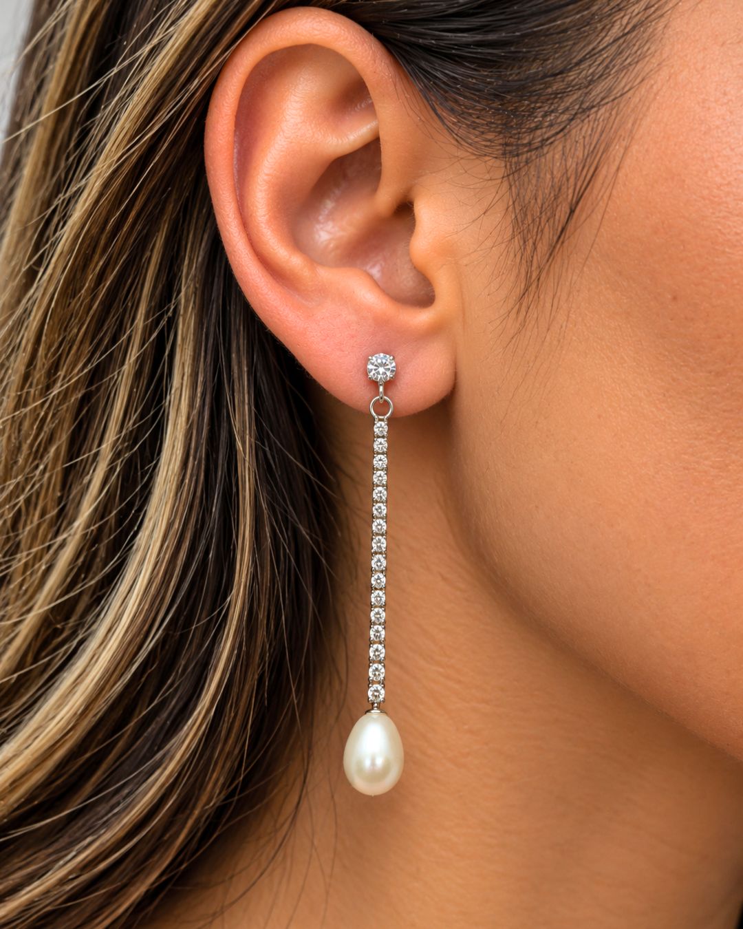 Aros de plata 925 laargos de tira de chatones con circonias y perla de rio en forma de gota colocados en oreja Aros de plata 925 laargos de tira de chatones con circonias y perla de rio en forma de gota colocados en oreja