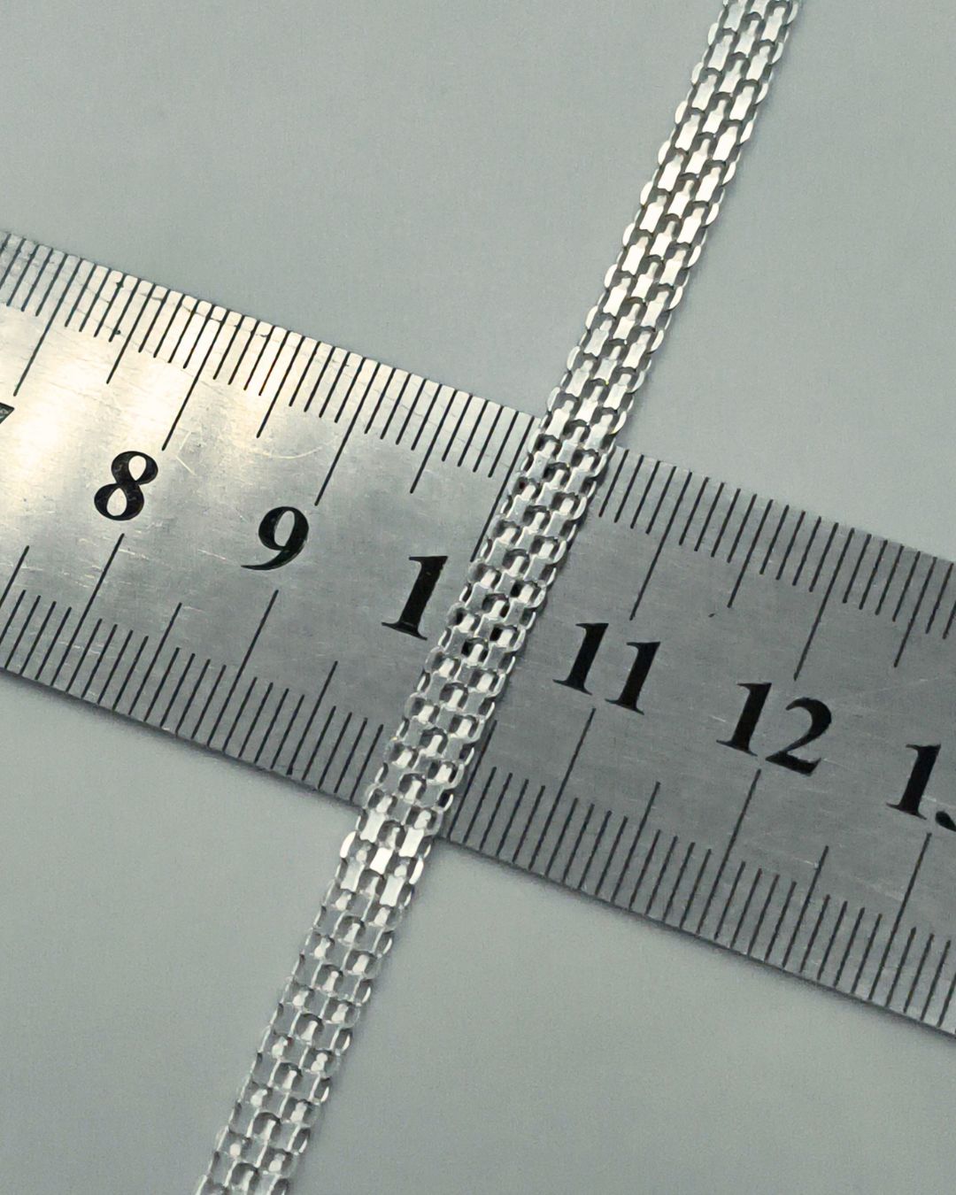 Pulsera de plata 925 de malla en formato de cinta sobre regla para contexto de medida Pulsera de plata 925 de malla en formato de cinta sobre regla para contexto de medida