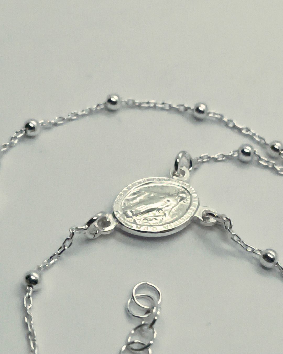 Pulsera de plata 925 denario tipo rosario con cuentas de 2mm vista desde otro angulo Pulsera de plata 925 denario tipo rosario con cuentas de 2mm vista desde otro angulo