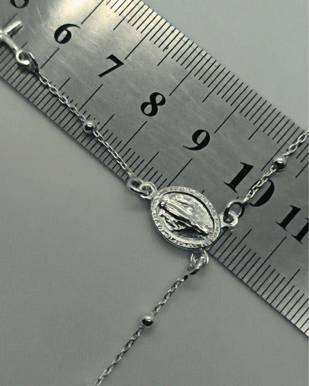Pulsera de plata 925 denario tipo rosario con cuentas de 2mm sobre regla para contexto de medida Pulsera de plata 925 denario tipo rosario con cuentas de 2mm sobre regla para contexto de medida
