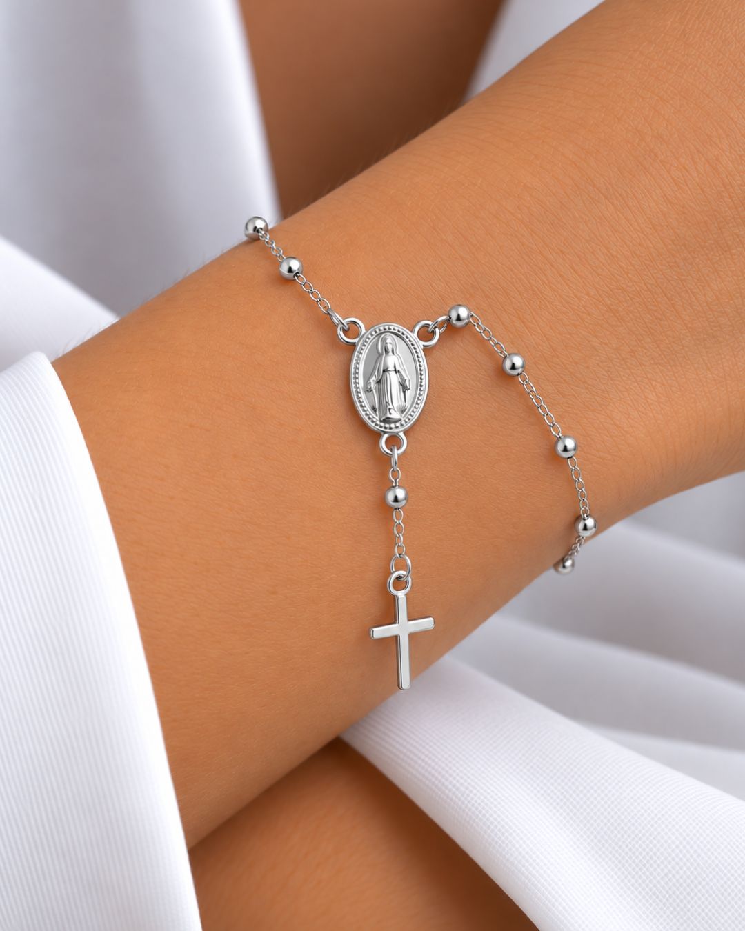 Pulsera de plata 925 denario tipo rosario con cuentas de 2mm colocada en muñeca Pulsera de plata 925 denario tipo rosario con cuentas de 2mm colocada en muñeca