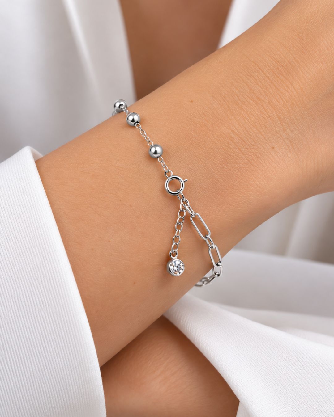 Pulsera de plata 925 centro de eslabones ovales y laterales con bolitas de 4mm con cubic en virola al final del alargue colocada en muñeca Pulsera de plata 925 centro de eslabones ovales y laterales con bolitas de 4mm con cubic en virola al final del alargue colocada en muñeca