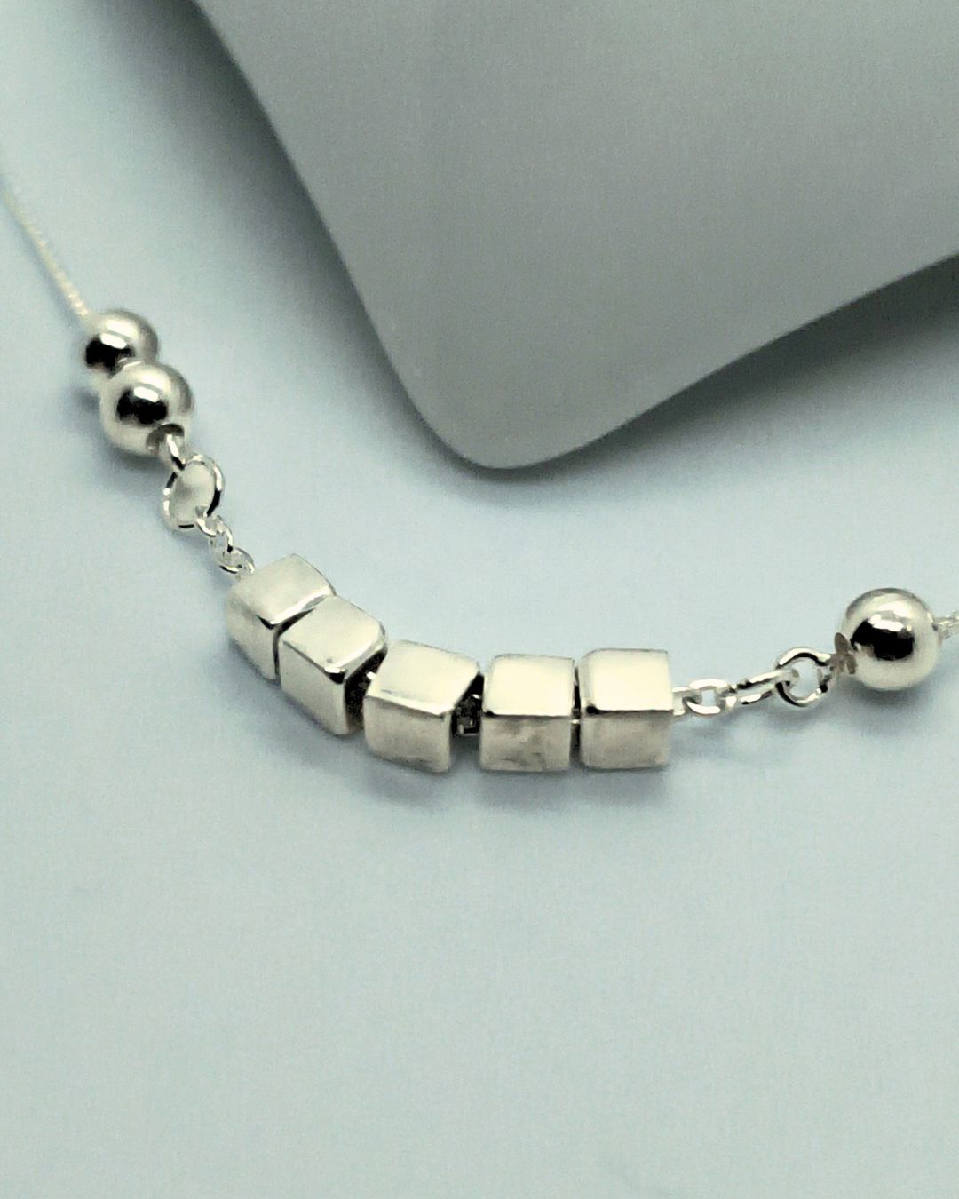 Pulsera de plata 925 con cubos moviles en el centro y bolitas fijas en laterales y con alargue vista de plano Pulsera de plata 925 con cubos moviles en el centro y bolitas fijas en laterales y con alargue vista de plano