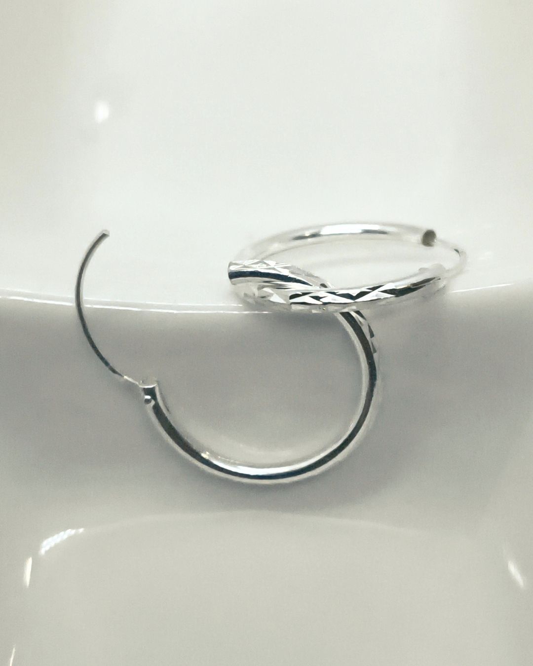 Aros de plata 925 argollas facetadas de 20mm.vista de plano Aros de plata 925 argollas facetadas de 20mm. vista de plano