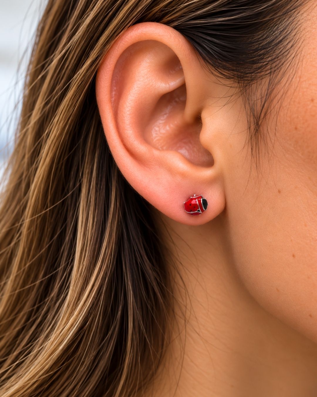 Aros abridores de plata 925 de vaquita de san antonio colocados en oreja Aros abridores de plata 925 de vaquita de san antonio colocados en oreja